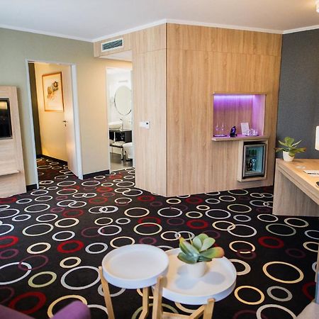 Garden Hotel Wellness Es Konferencia Сольнок Екстер'єр фото