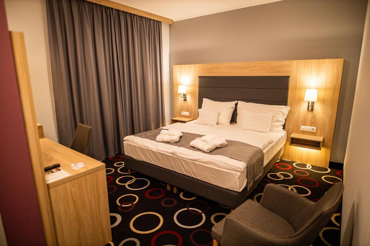 Garden Hotel Wellness Es Konferencia Сольнок Екстер'єр фото
