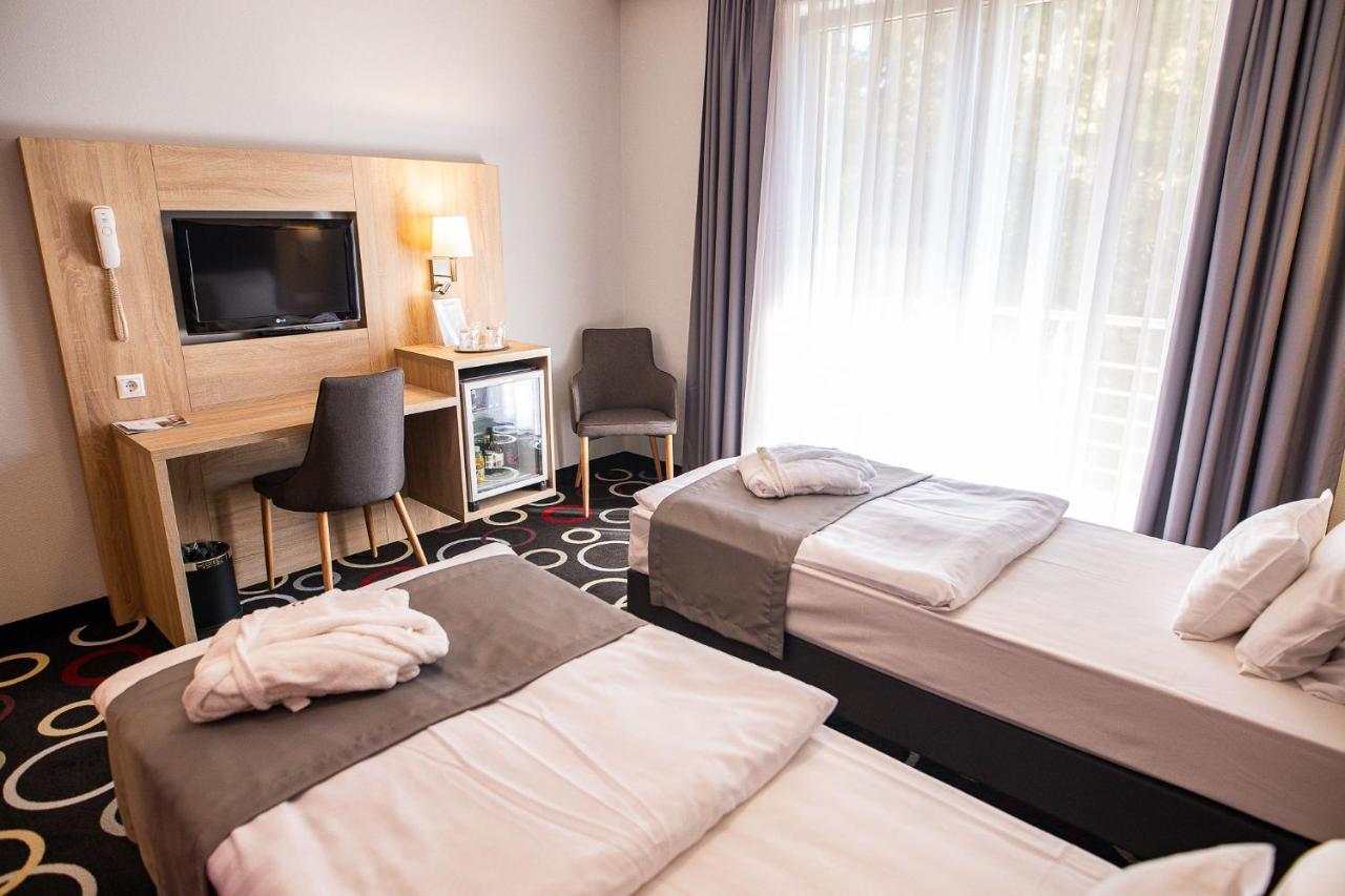 Garden Hotel Wellness Es Konferencia Сольнок Екстер'єр фото