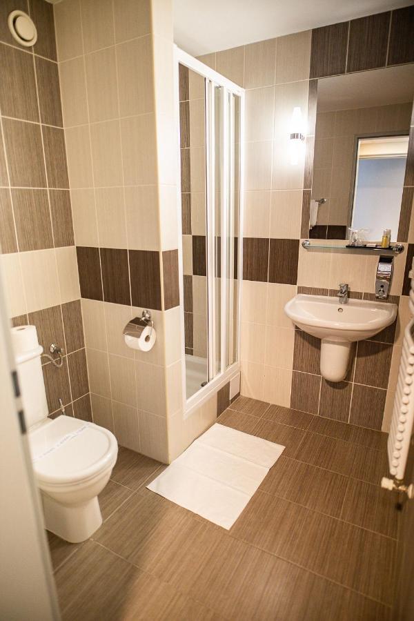 Garden Hotel Wellness Es Konferencia Сольнок Екстер'єр фото