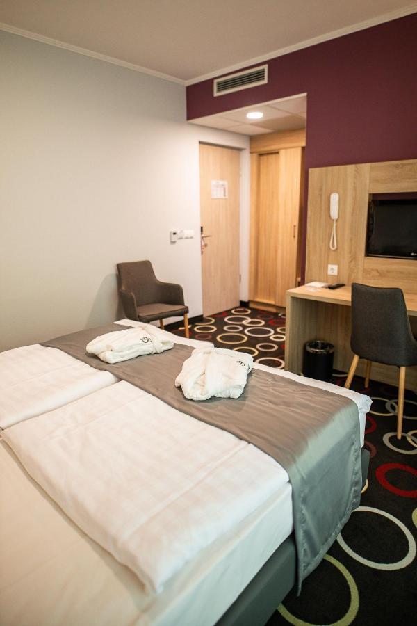 Garden Hotel Wellness Es Konferencia Сольнок Екстер'єр фото