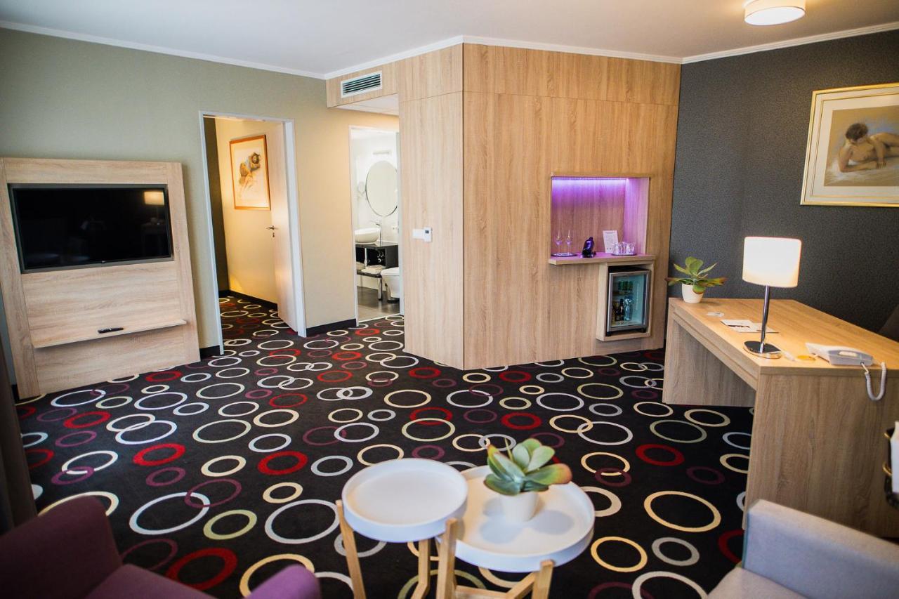 Garden Hotel Wellness Es Konferencia Сольнок Екстер'єр фото