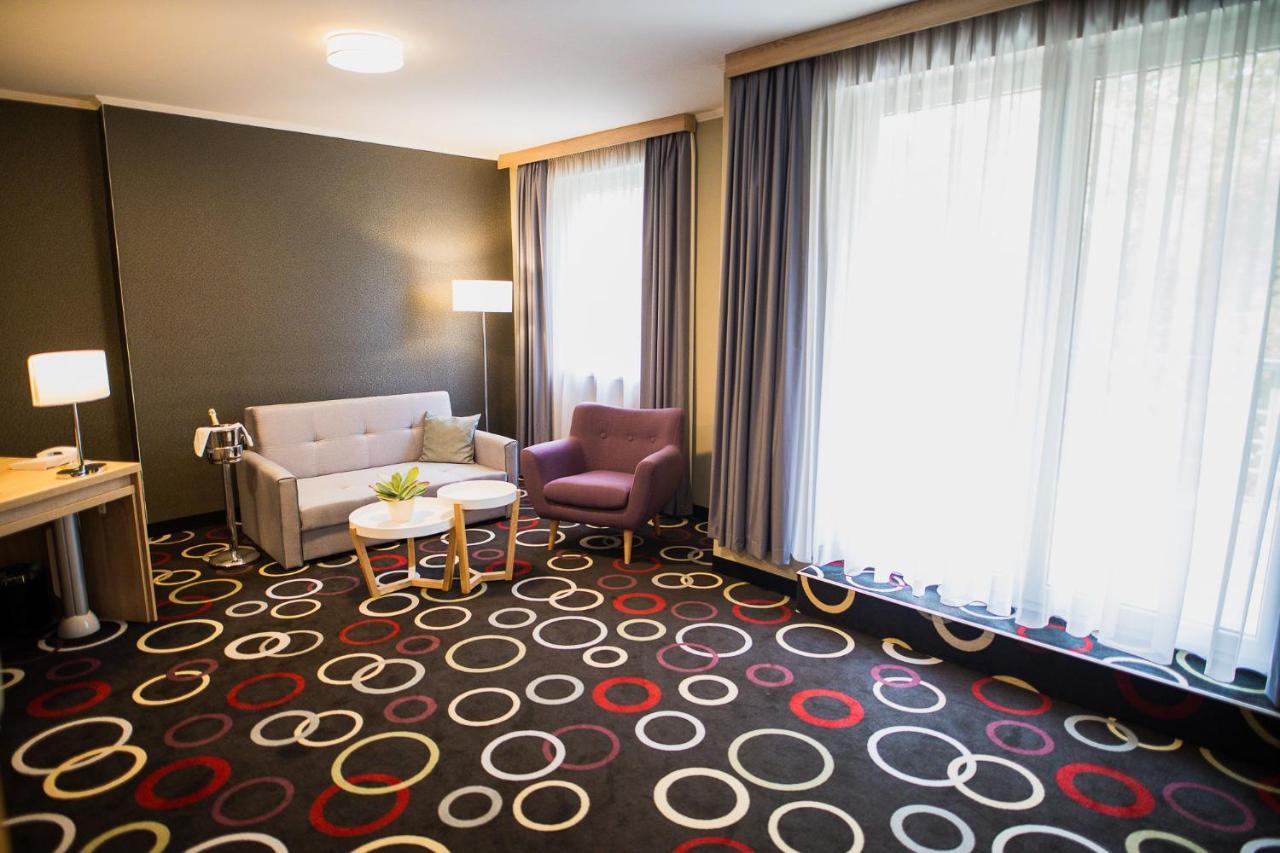 Garden Hotel Wellness Es Konferencia Сольнок Екстер'єр фото