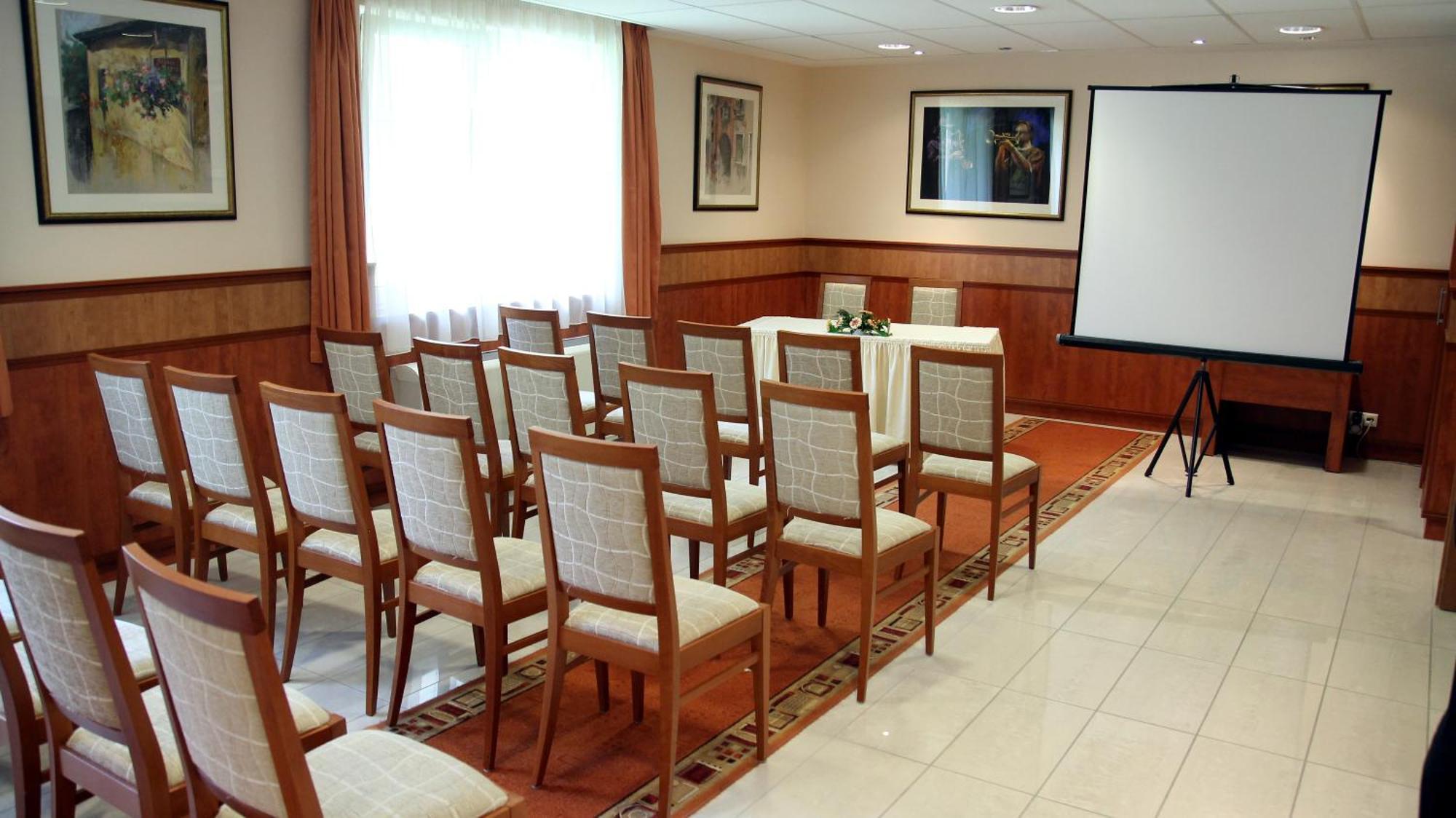 Garden Hotel Wellness Es Konferencia Сольнок Екстер'єр фото