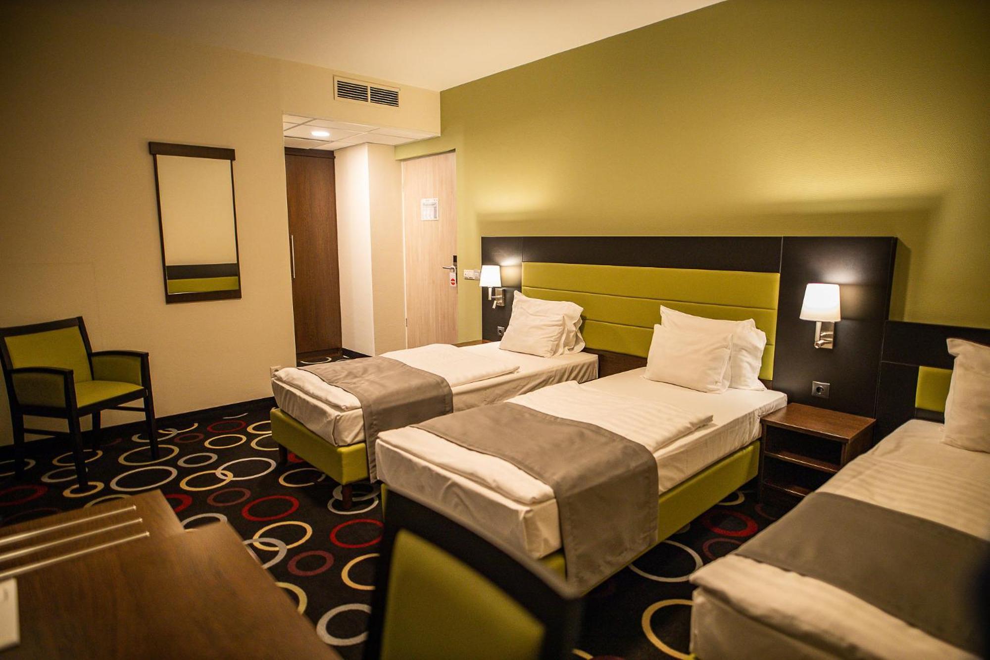 Garden Hotel Wellness Es Konferencia Сольнок Екстер'єр фото