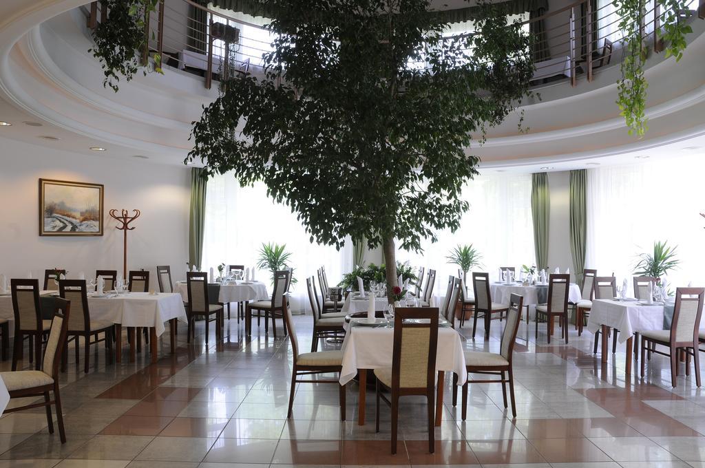 Garden Hotel Wellness Es Konferencia Сольнок Екстер'єр фото