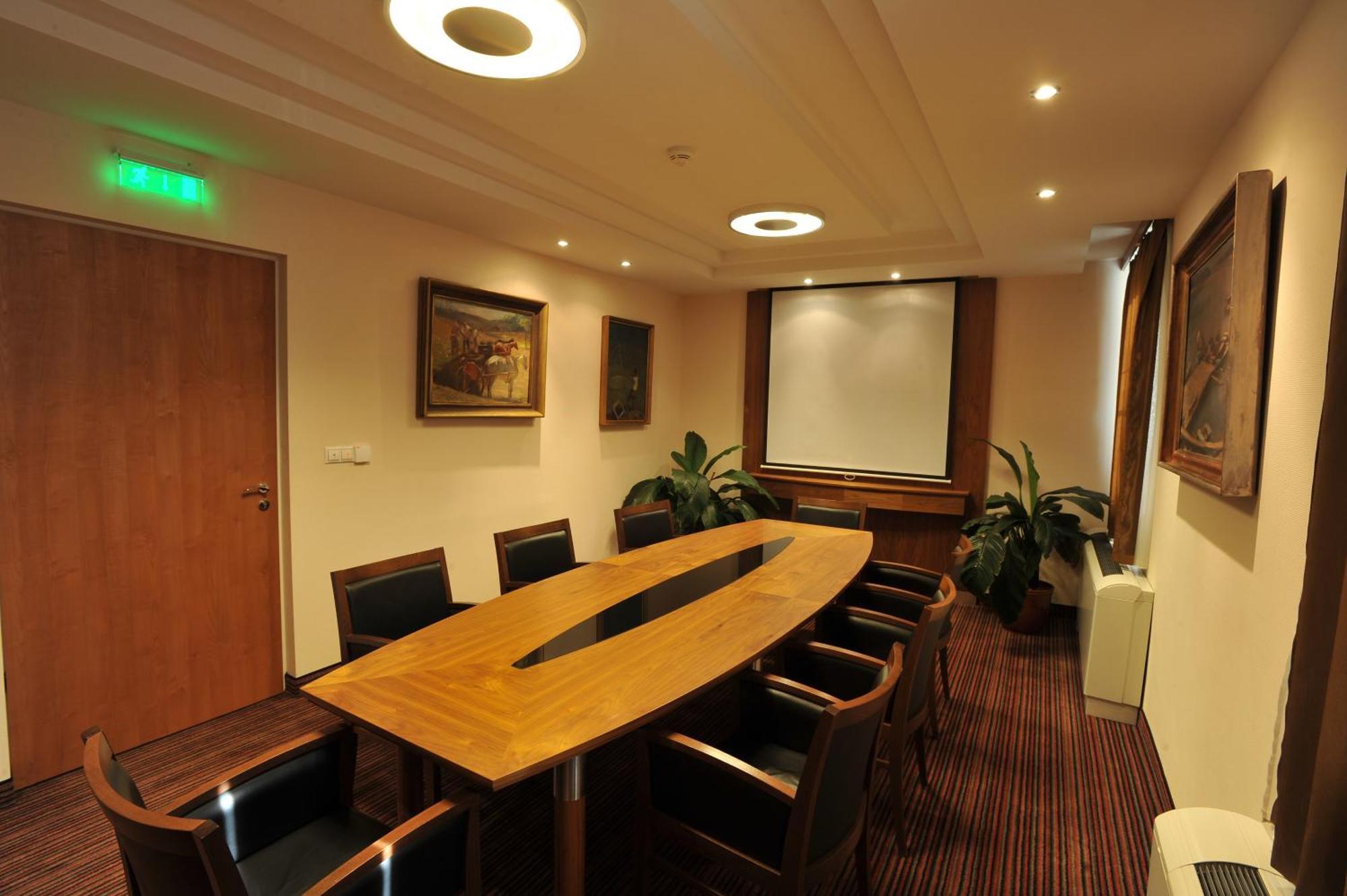 Garden Hotel Wellness Es Konferencia Сольнок Екстер'єр фото