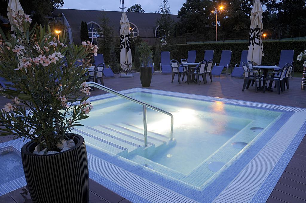 Garden Hotel Wellness Es Konferencia Сольнок Екстер'єр фото