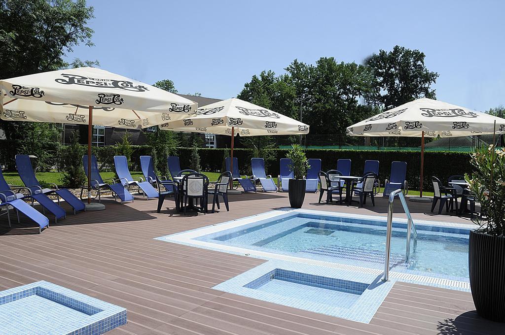 Garden Hotel Wellness Es Konferencia Сольнок Екстер'єр фото