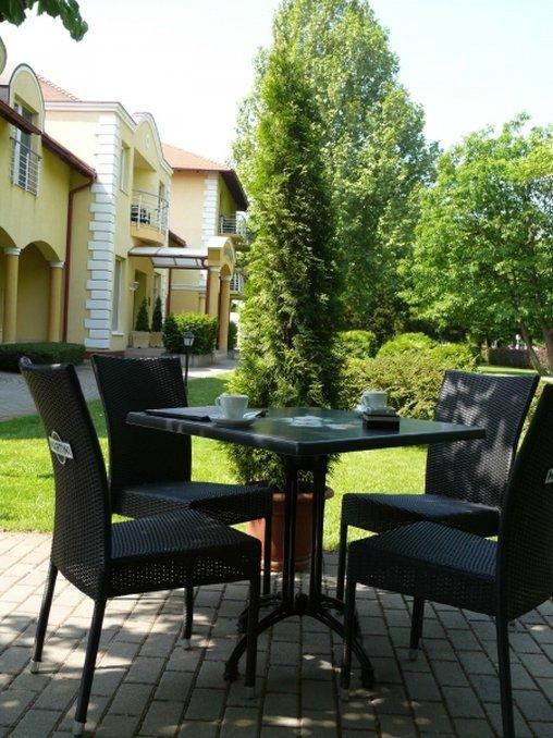 Garden Hotel Wellness Es Konferencia Сольнок Екстер'єр фото