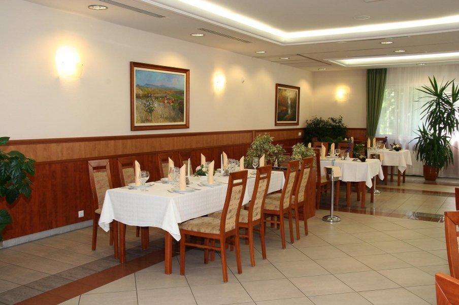 Garden Hotel Wellness Es Konferencia Сольнок Ресторан фото