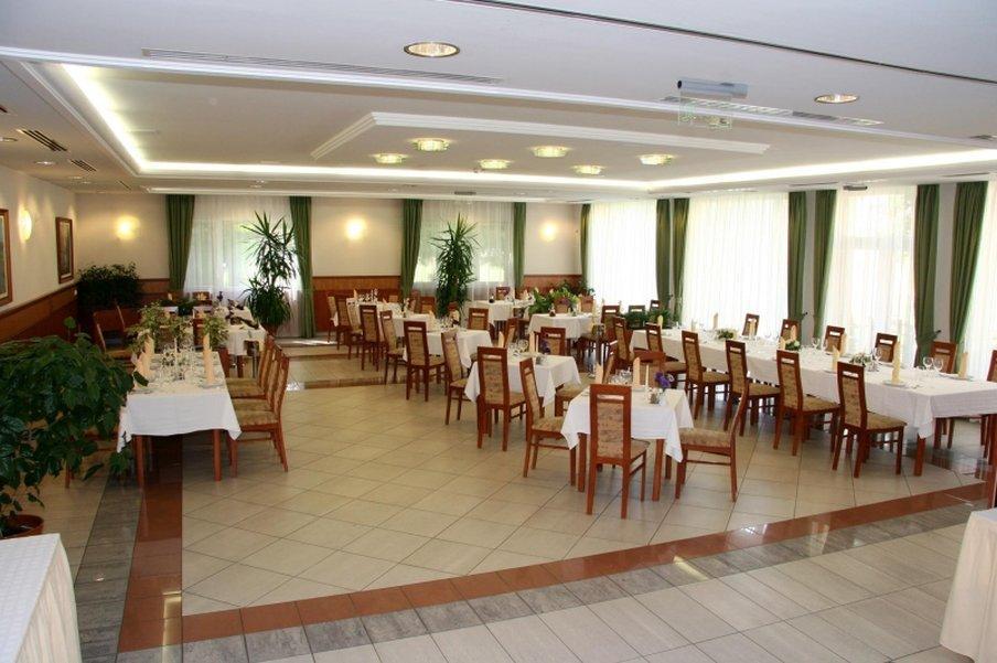 Garden Hotel Wellness Es Konferencia Сольнок Ресторан фото
