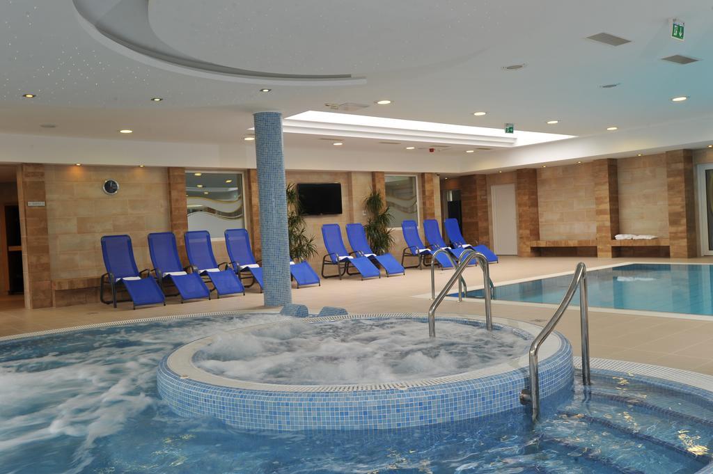 Garden Hotel Wellness Es Konferencia Сольнок Екстер'єр фото