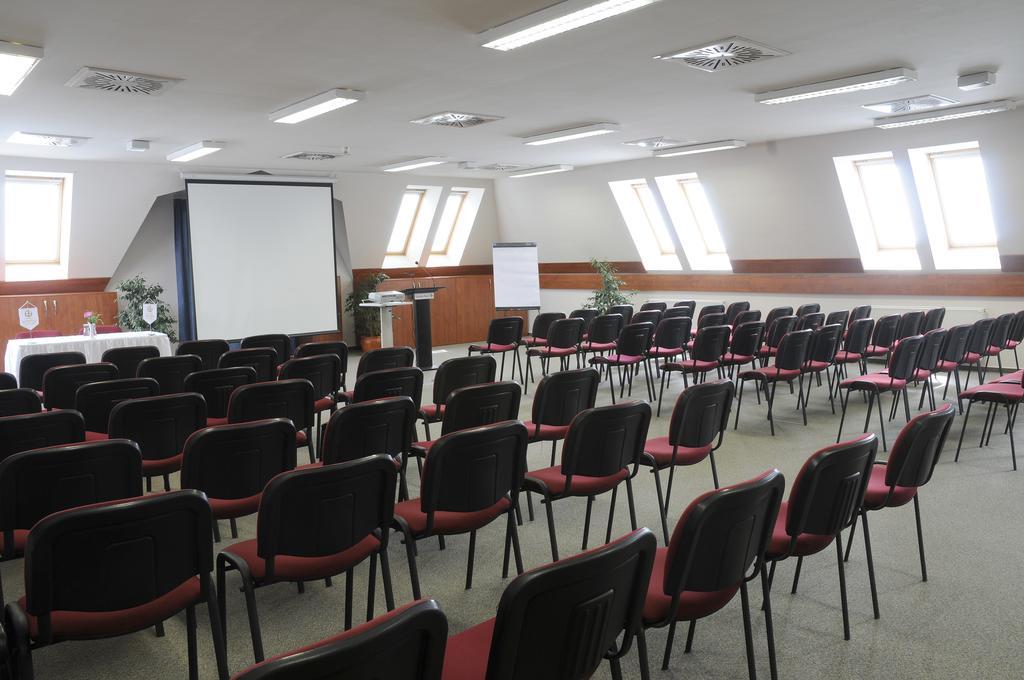 Garden Hotel Wellness Es Konferencia Сольнок Екстер'єр фото