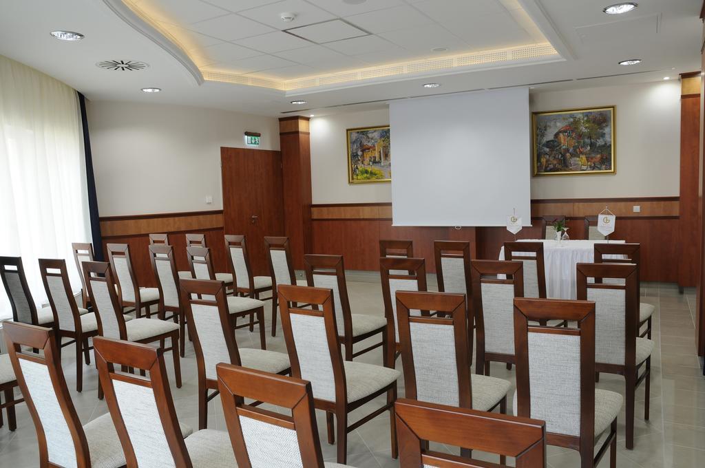 Garden Hotel Wellness Es Konferencia Сольнок Екстер'єр фото