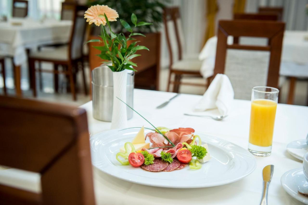 Garden Hotel Wellness Es Konferencia Сольнок Екстер'єр фото