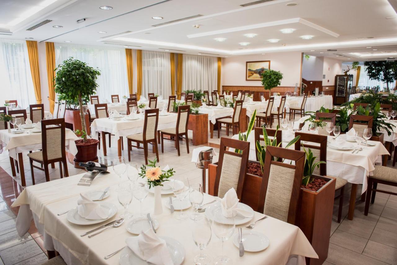 Garden Hotel Wellness Es Konferencia Сольнок Екстер'єр фото