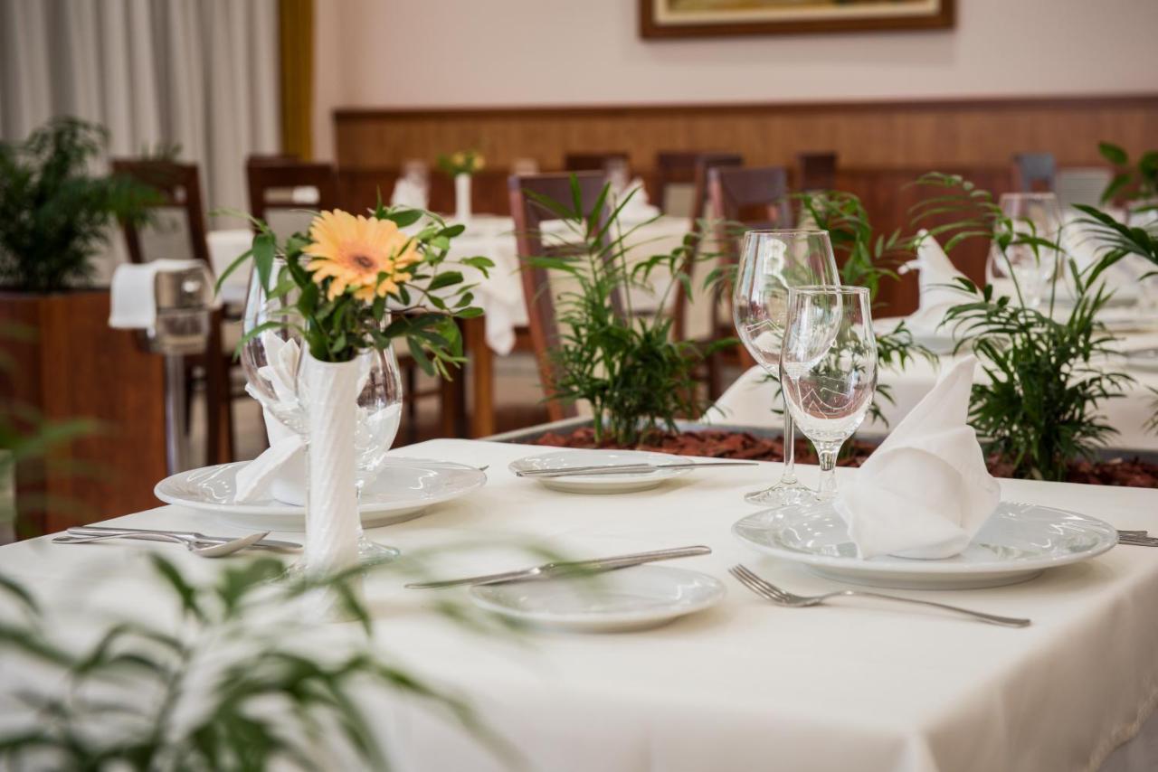 Garden Hotel Wellness Es Konferencia Сольнок Екстер'єр фото